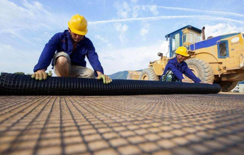 Tailings dam and final capping system Tailings dam and final capping system